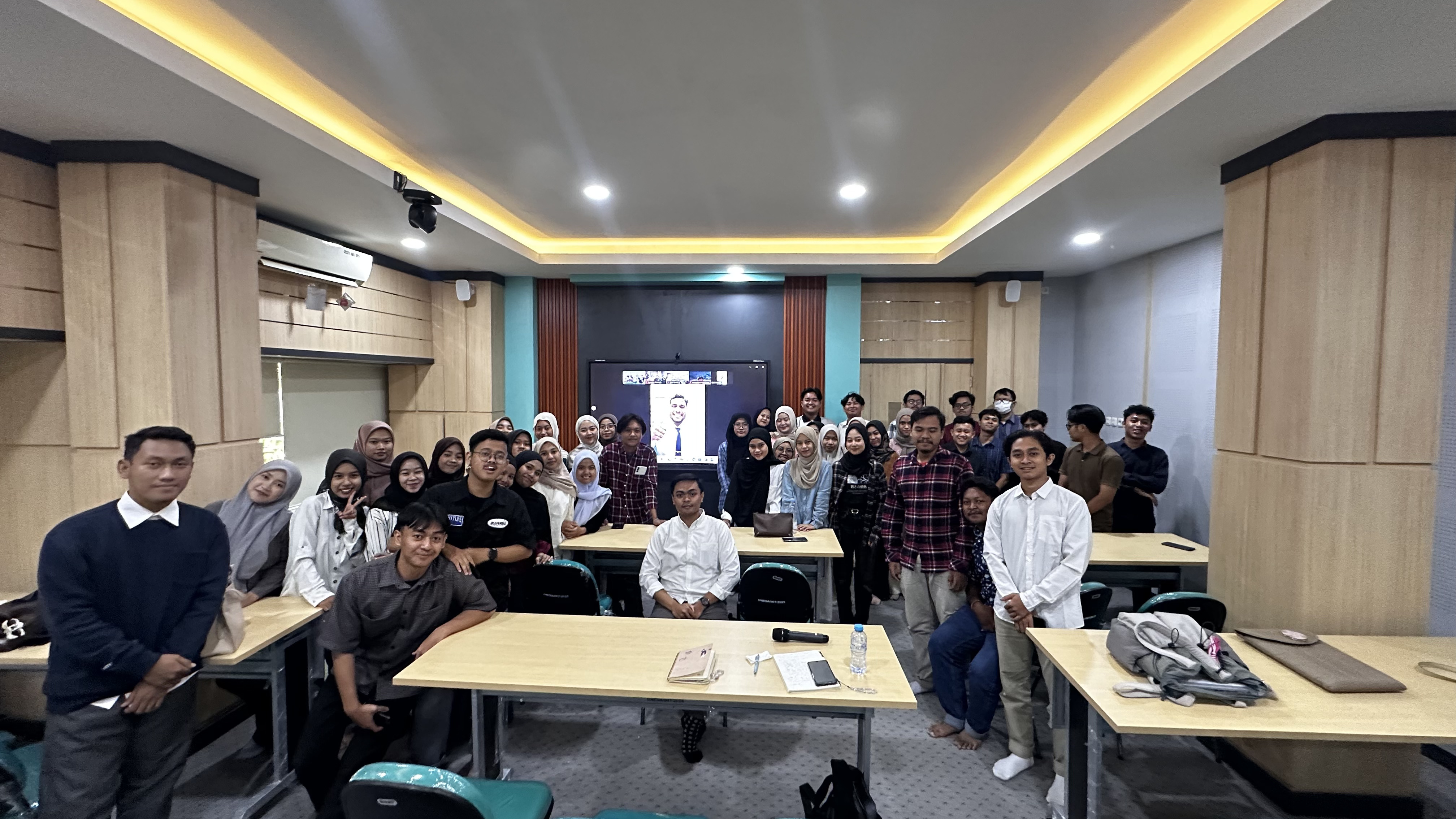 Foto Bersama Narasumber Dr. Zaki Ahmad