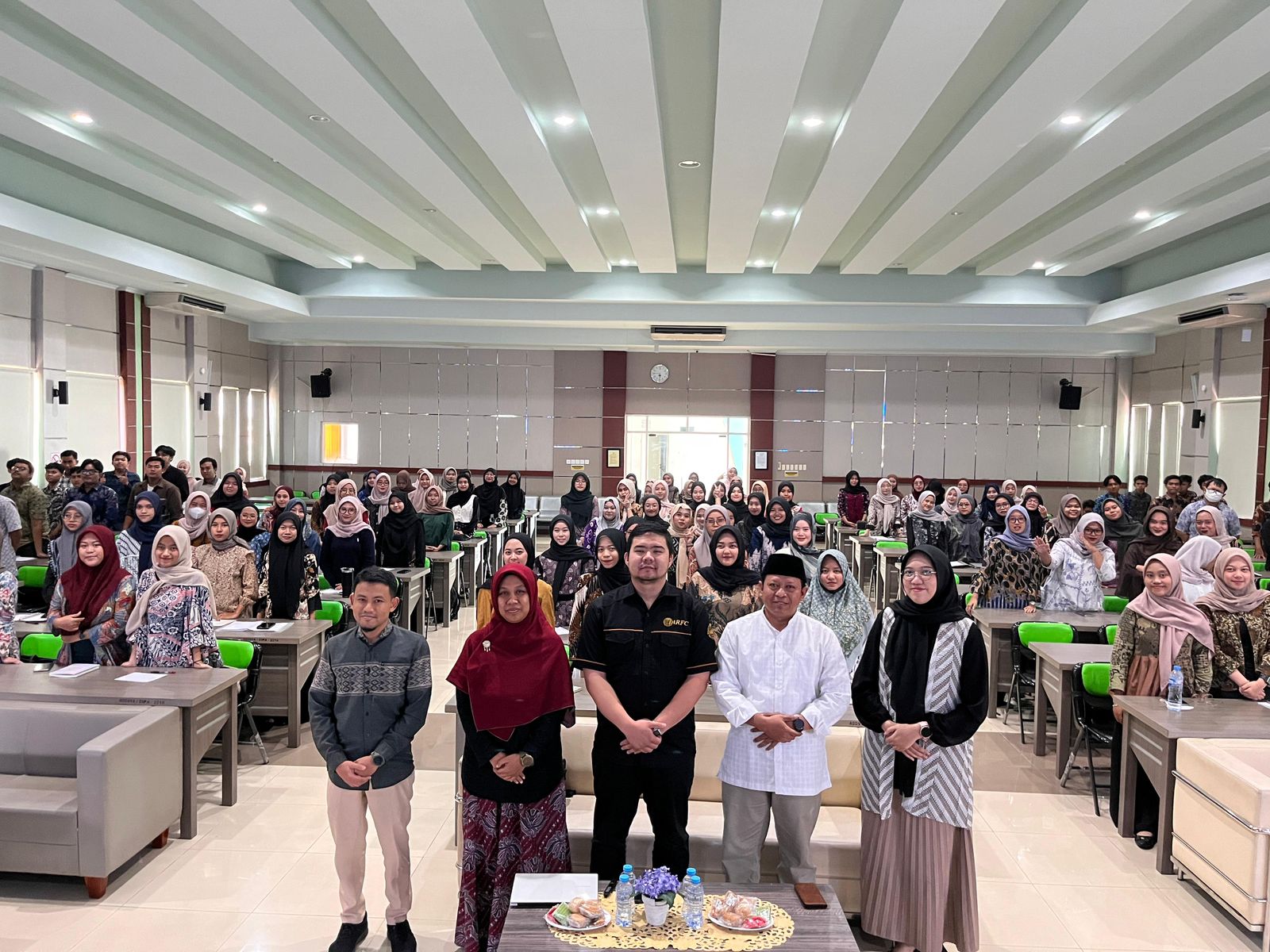 Foto Sesi Foto Bersama Narasumber, Moderator, dan Panitia