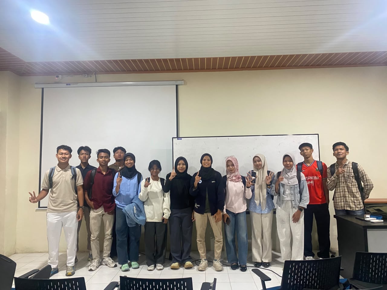 Mahasiswa PJKR UNESA Kampus 5 Magetan Gelar Pelatihan Media Sosial dan Website untuk Tingkatkan Kompetensi Digital
