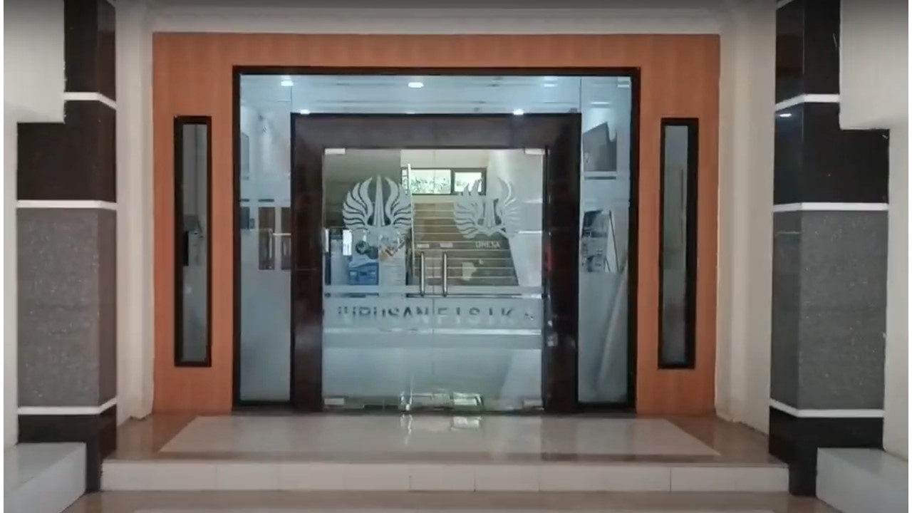 Tampak depan Jurusan Fisika