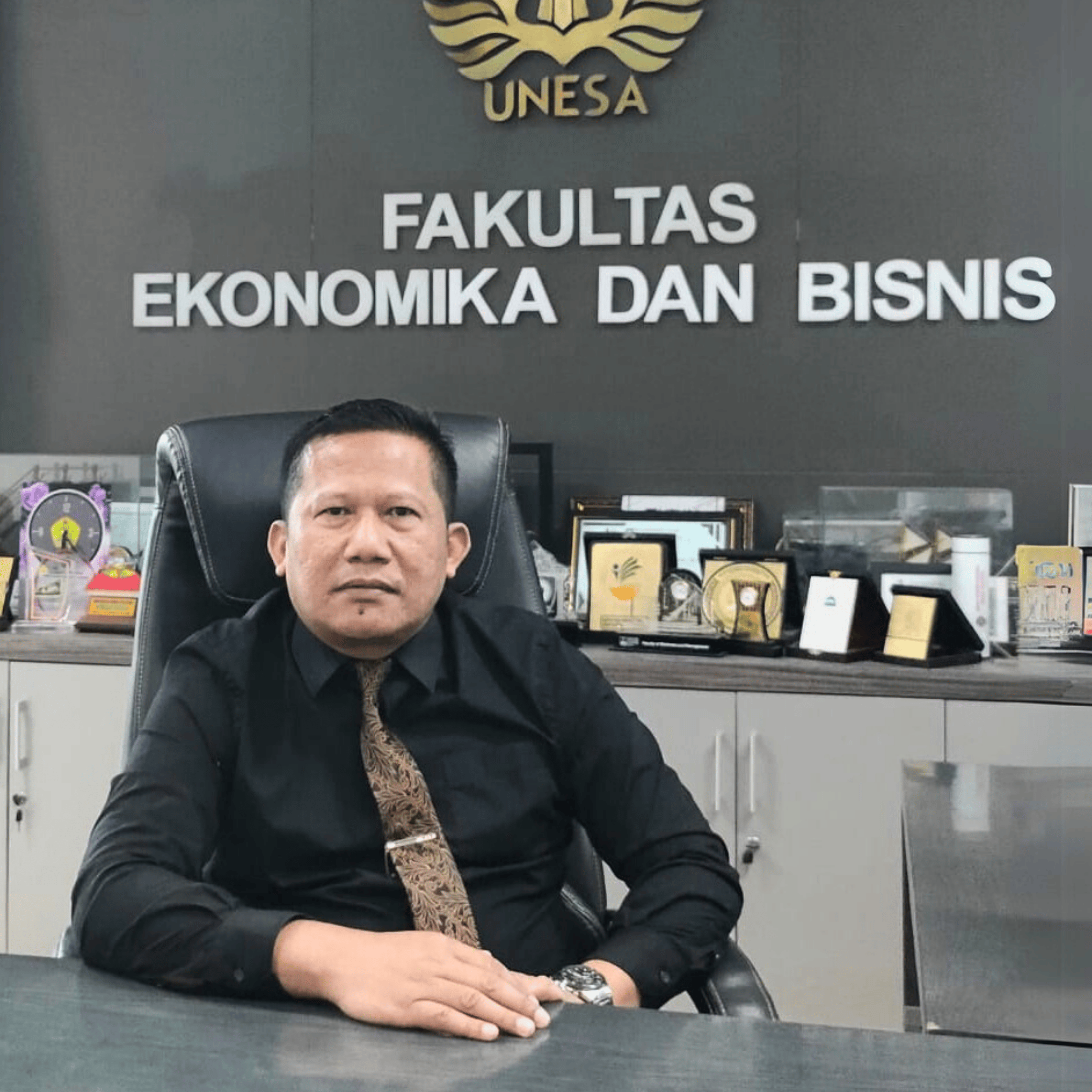 Foto Dekan FEB Unesa