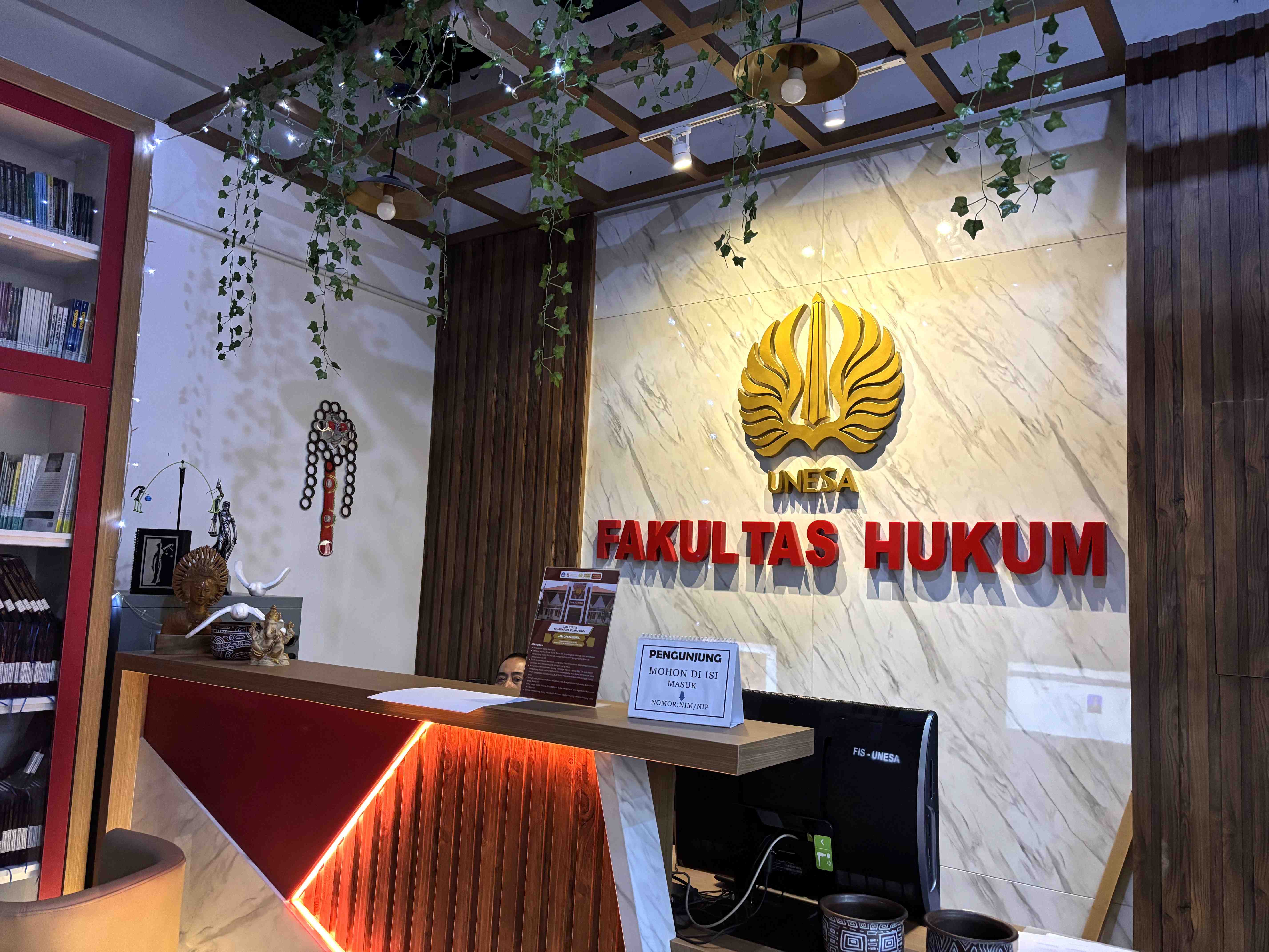 Mengisi Daftar Pengunjung Ruang Baca Fakultas Hukum