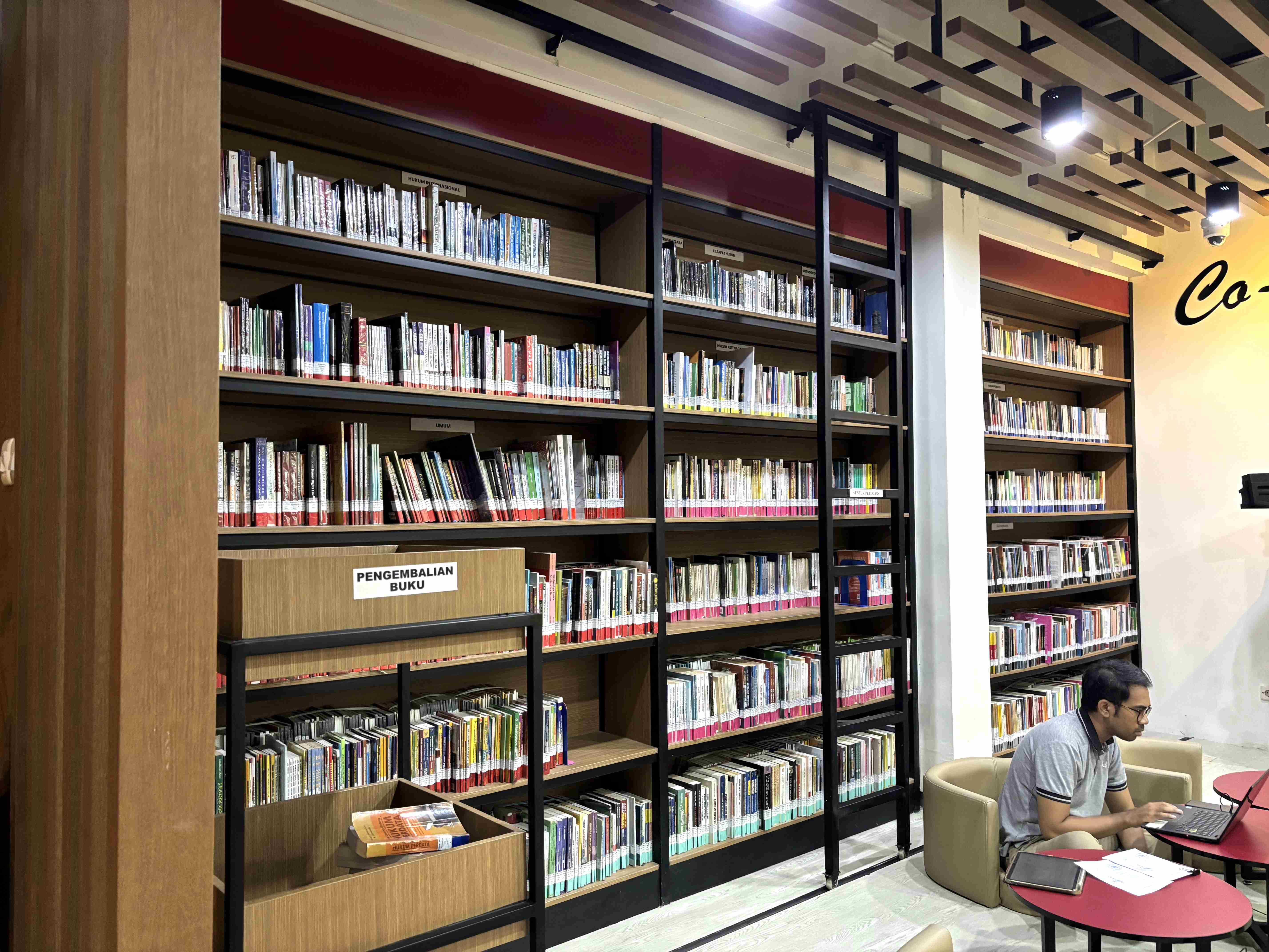 Rak Buku Pada Ruang Baca Fakultas Hukum