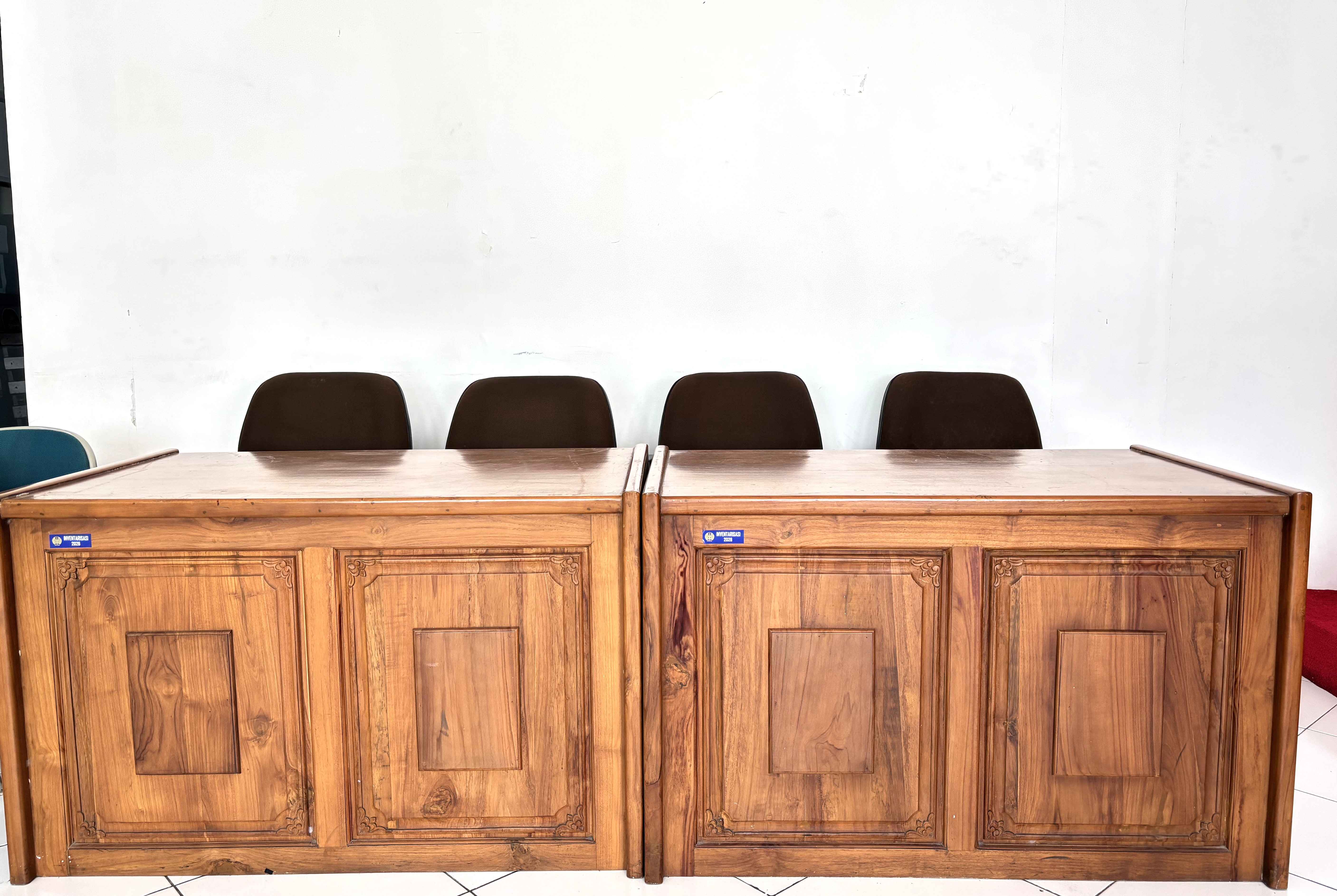 Meja Kursi Penuntut Umum dan Penasihat Hukum di Lab Moot Court