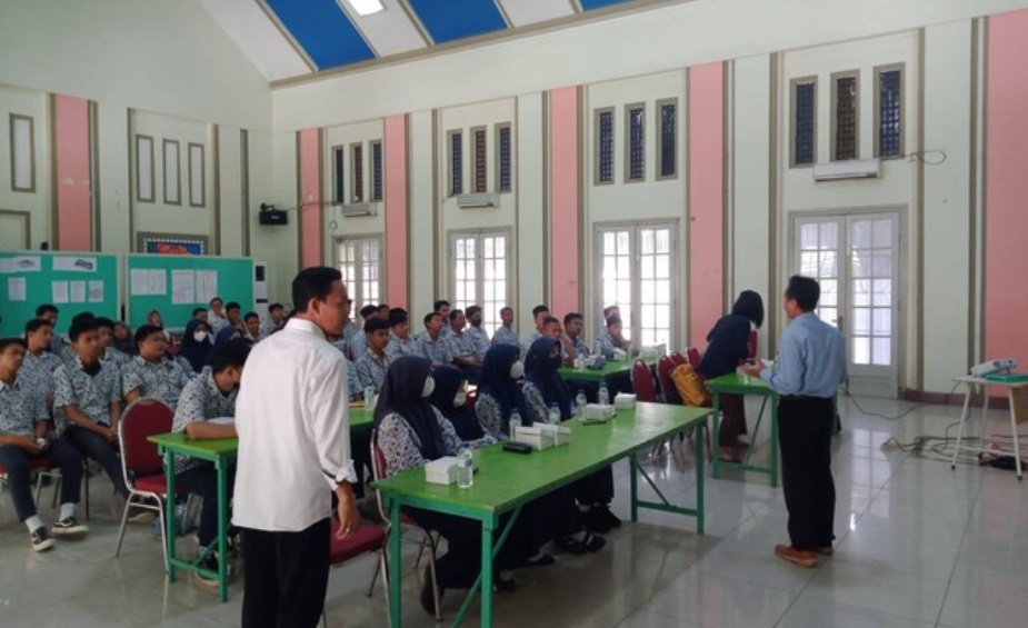 Pelatihan Kesiapan Kerja Bagi Siswa SMKN 2 Surabaya Oleh Tim PKM Unesa