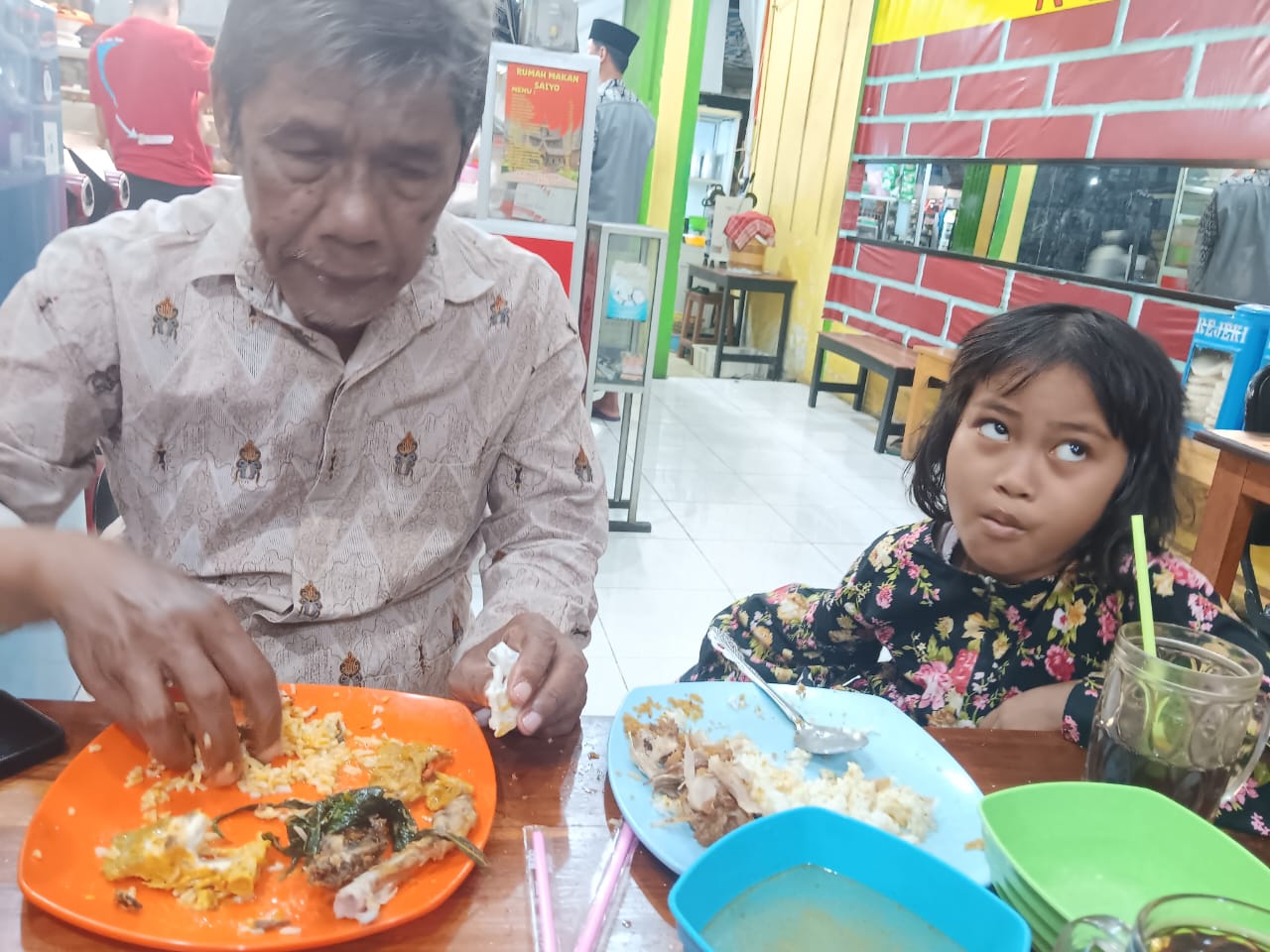 Dua Belahan Jiwa dalam Langkahku: Ayah dan Keponakan  Tercinta