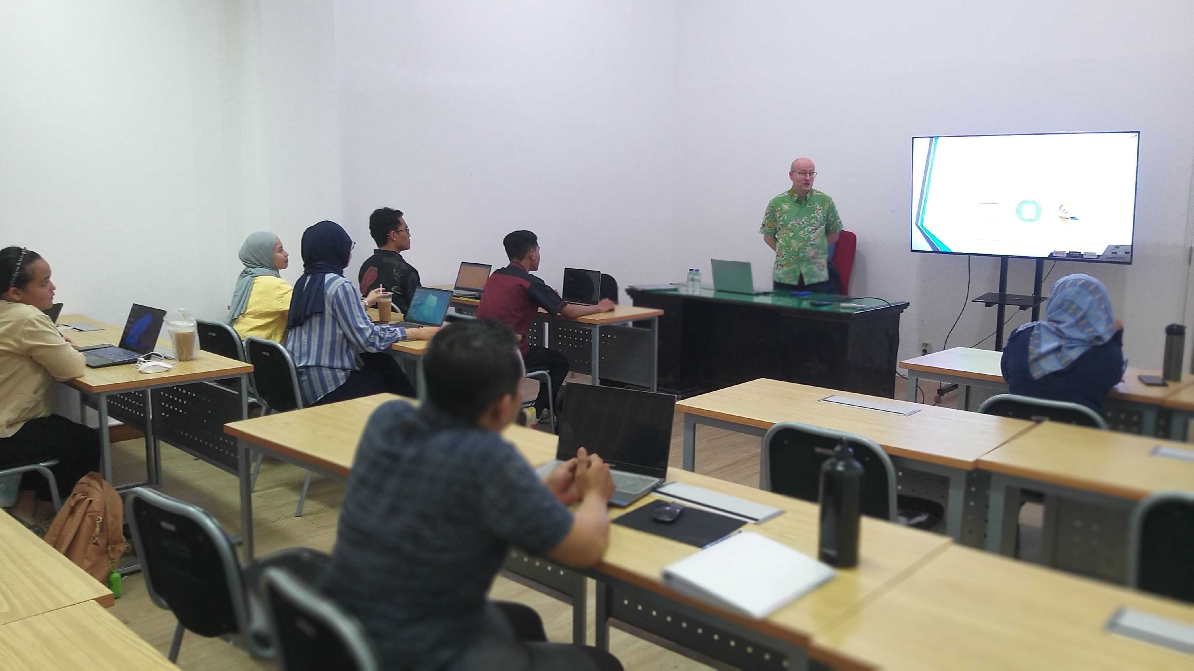 Joint Lecture S2 Pendidikan Bahasa Inggris Unesa bersama Andy Cirocki 2.