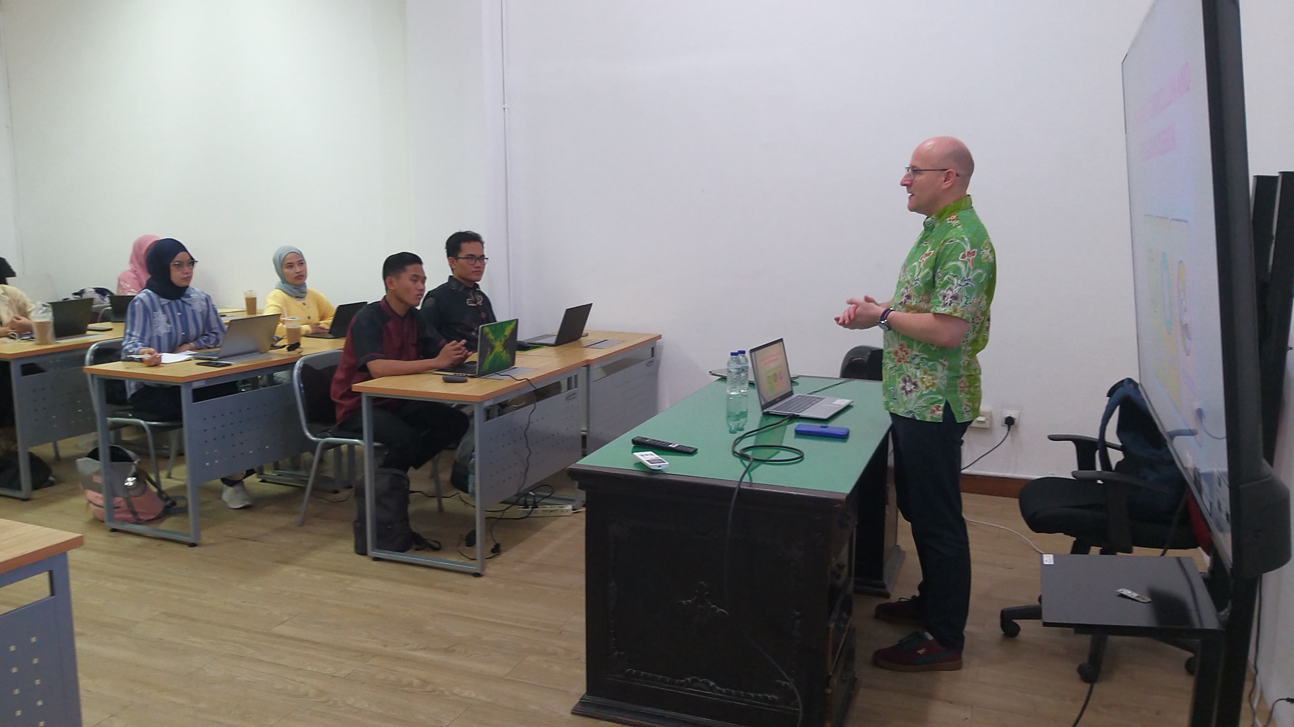 Joint Lecture S2 Pendidikan Bahasa Inggris Unesa bersama Andy Cirocki 1.